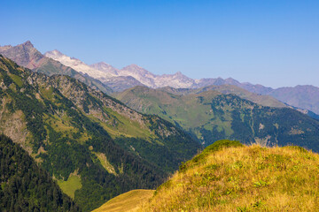 Fototapeta premium Panorama sur les Pyrénées françaises depuis le Plateau du Campsaure, à la frontière franco-espagnole