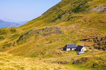 Cabane de la Flache de Roumingau, utilisé pour l’estive en été, sur le chemin pour le Pic...