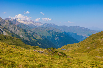 Panorama sur les Pyrénées françaises (dont le Pic Perdiguère) depuis le Pic de l’Entécade, près de Bagnères-de-Luchon