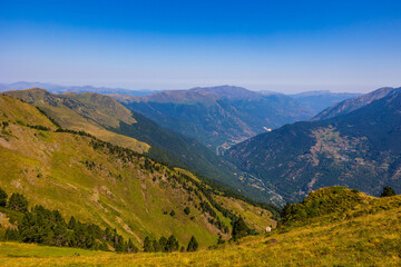 Naklejka premium Vallée de la Garonne côté espagnol vers les villes de Bossòst et Les depuis le sommet du Pic de l’Entécade, à la frontière franco-espagnole près de Bagnères-de-Luchon