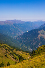 Obraz premium Vallée de la Garonne côté espagnol vers les villes de Bossòst et Les depuis le sommet du Pic de l’Entécade, à la frontière franco-espagnole près de Bagnères-de-Luchon