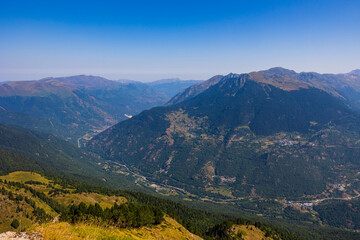 Fototapeta premium Vallée de la Garonne côté espagnol vers les villes de Bossòst et Les depuis le sommet du Pic de l’Entécade, à la frontière franco-espagnole près de Bagnères-de-Luchon