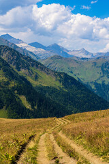Naklejka premium Pic Perdiguère (3222 m), Pic Lézat (3107 m), Pic du Maupas (3109 m) et Pic de Boum (3006 m) dominant le glacier des Crabioules en été dans les Pyrénées près de Bagnères-de-Luchon