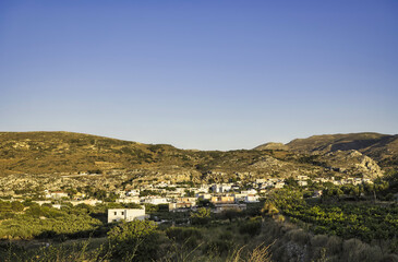 Obraz premium Buildings in the village of Platanos near the mountains of Crete