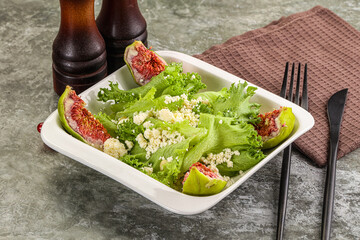 Salad with fig and sheep cheese