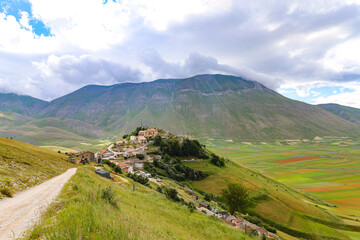 Il borgo di Castelluccio di Norcia, danneggiato seriamente dal terremoto nell'estate del 2015, sulle colline dell'altopiano denominato Pian Grande, Umbria, Italia