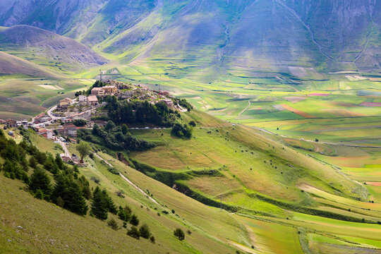 Il borgo di Castelluccio di Norcia, danneggiato seriamente dal terremoto nell'estate del 2015, sulle colline dell'altopiano denominato Pian Grande, Umbria, Italia