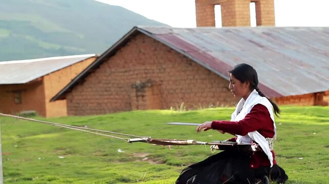 Mujer peruana campesina atractiva  trabajando en la producci&oacute;n tradicional de tejido de manta lana hecha a mano.Cercano al tejido en Per&uacute;.