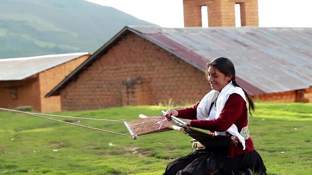 Mujer peruana campesina atractiva  trabajando en la producci&oacute;n tradicional de tejido de manta lana hecha a mano.Cercano al tejido en Per&uacute;.