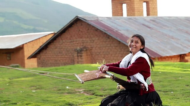 Mujer peruana campesina atractiva  trabajando en la producci&oacute;n tradicional de tejido de manta lana hecha a mano.Cercano al tejido en Per&uacute;.