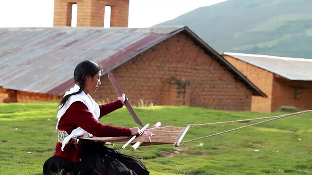 Mujer peruana campesina atractiva  trabajando en la producci&oacute;n tradicional de tejido de manta lana hecha a mano.Cercano al tejido en Per&uacute;.