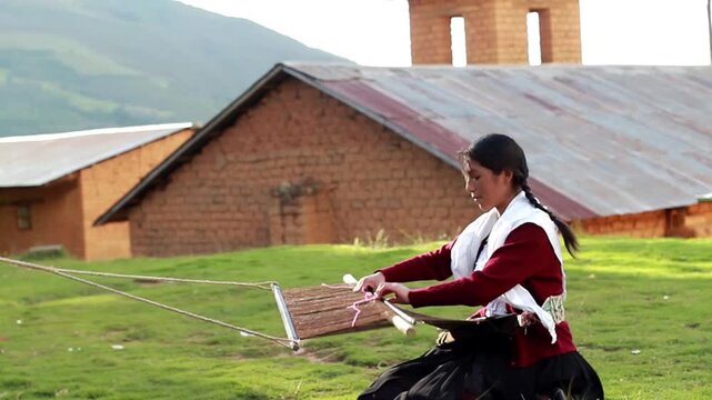 Mujer peruana campesina atractiva  trabajando en la producci&oacute;n tradicional de tejido de manta lana hecha a mano.Cercano al tejido en Per&uacute;.