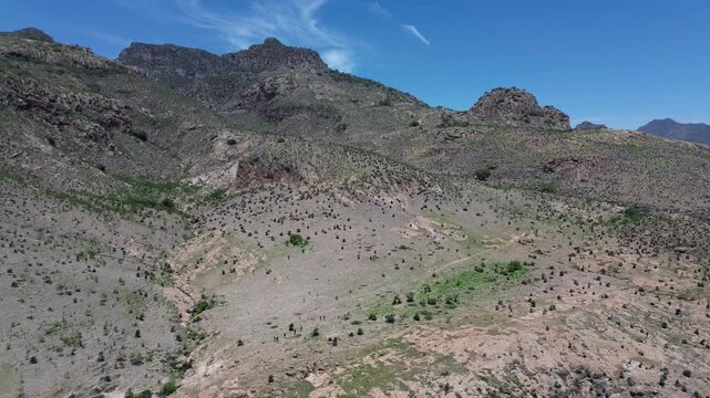 En el desierto los caminantes van una y otra vez, no s&eacute; c&oacute;mo pero a la vez son migrantes, so&ntilde;adores, buscadores de nueva vida que recorren &aacute;ridos lugares.