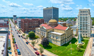 Obraz premium Aerial View of South Bend Courthouse and Downtown Cityscape