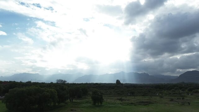 Dios se presenta en lo discreto. As&iacute; le dijo al profeta El&iacute;as, no estaba en los truenos, o en la tormenta, estaba en la suave brisa. Pues estos rayos son el c&aacute;lido tocar del rostro. 