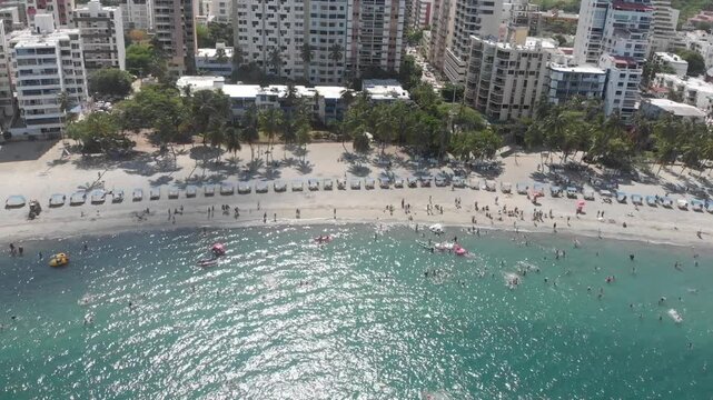 Vuelo en drone sobre la playa del rodadero en Santa Marta 