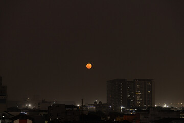 lua cheia laranja na cidade