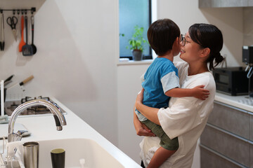 育児で家事ができないママ © polkadot