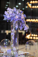 centro de mesa con flores azules