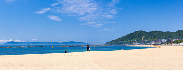 初夏の須磨海水浴場の風景（前方に淡路島・明石海峡大橋が見えます）神戸市須磨区須磨海浜公園にて