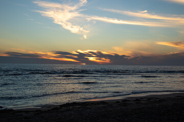 夕陽に輝く海
