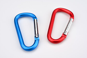 青と赤のカラビナ