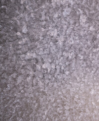 Obraz premium pedacitos de hielo sobre tapa de plástico