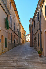 Fototapeta premium eine strasse in alcudia auf mallorca, spanien