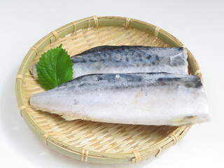 白バックでざるに乗せた冷凍サバ