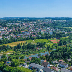 Fototapeta premium Vilshofen in Niederbayern, die kleine Drei-Flüsse-Stadt, im Luftbild, Blick zum Bürgerpark Bleiche