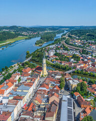 Vilshofen in Niederbayern von oben, Blick über die Innenstadt zur Vils-Mündung und zur Vilshofener Wörth