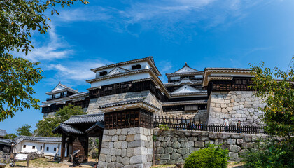 松山城_現存12天守の一つを持つ城、城山公園全体が国の史跡になっているほか、21棟が重要文化財である