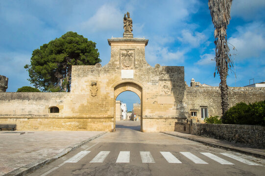 La porta d&rsquo;accesso al borgo fortificato di Acaya lungo il Cammino del Salento che da Lecce porta a Santa Maria di Leuca