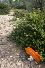 Una freccia arancione di legno indica la direzione del Cammino del Salento che da Lecce porta a...