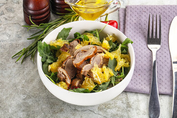 Salad with roasted duck and orange
