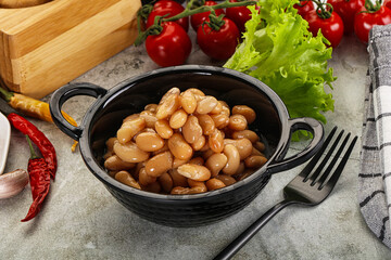 White canned beans in the bowl