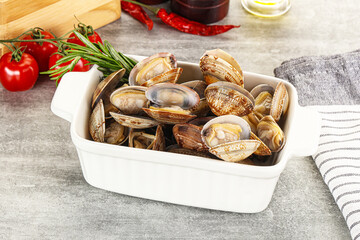 Raw vongole clams for cooking