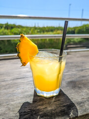 外で飲むパイナップルジュース