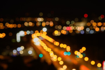 Światła lamp ulicznych oświetlających szeroką ulice w mieście, piękny ciepły bokeh, efekt nieostrości obiektywu  © Paweł Kacperek