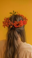 Naklejka premium woman with autumn berry wreath.