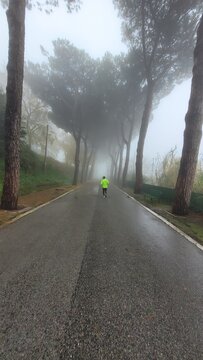 Runner nella nebbia