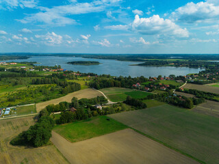 Widok z lotu ptaka na wieś Kal położoną nad jeziorem święcajty