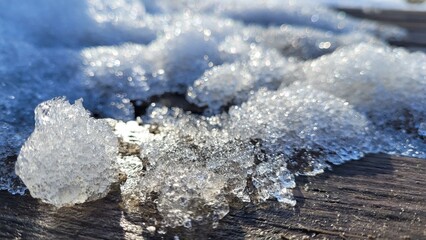 Macro di neve su tavola di legno