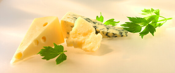 Käse, Gorgonzola, Parmesan, Emmentaler, Käsesorten, isoliert, drei Käsesorten