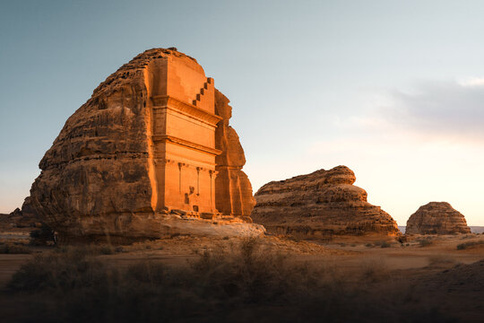Die Felsgr&auml;ber von Hegra die erste Unesco Welterbest&auml;tte in der W&uuml;ste AlUla Saudi Arabien bei Sonnenuntergang in warmem goldenen Licht