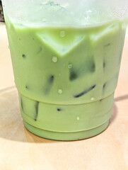 しずくの付いた飲みかけの抹茶ラテ