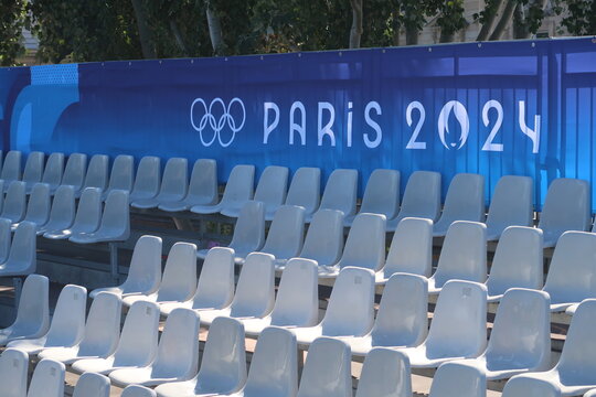 Rang&eacute;es de si&egrave;ges vides dans une tribune ext&eacute;rieure avec une banderole bleue des Jeux olympiques et paralympiques d&rsquo;&eacute;t&eacute; de Paris 2024, avec les anneaux olympiques &ndash; ao&ucirc;t 2024 (France)