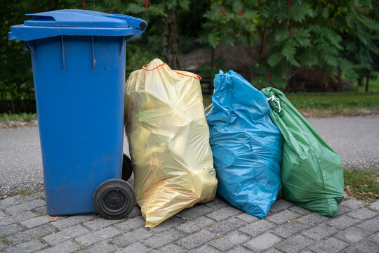 segregacja śmieci, kosz oraz worki na śmieci. Święto ziemi.	