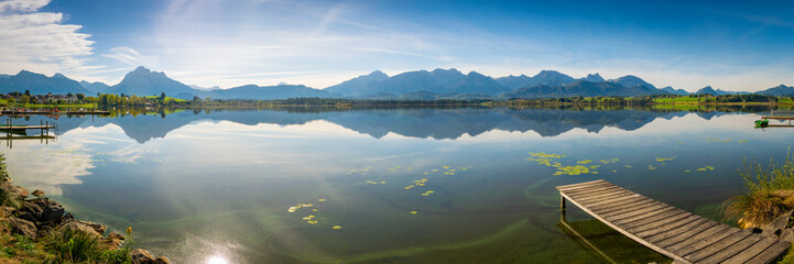 Panorama mit See und Bergen - Hopfensee im Allgäu im Herbst