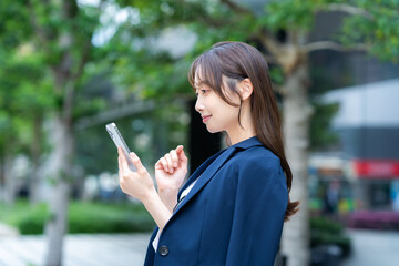 ビジネス街を歩くビジネスウーマン